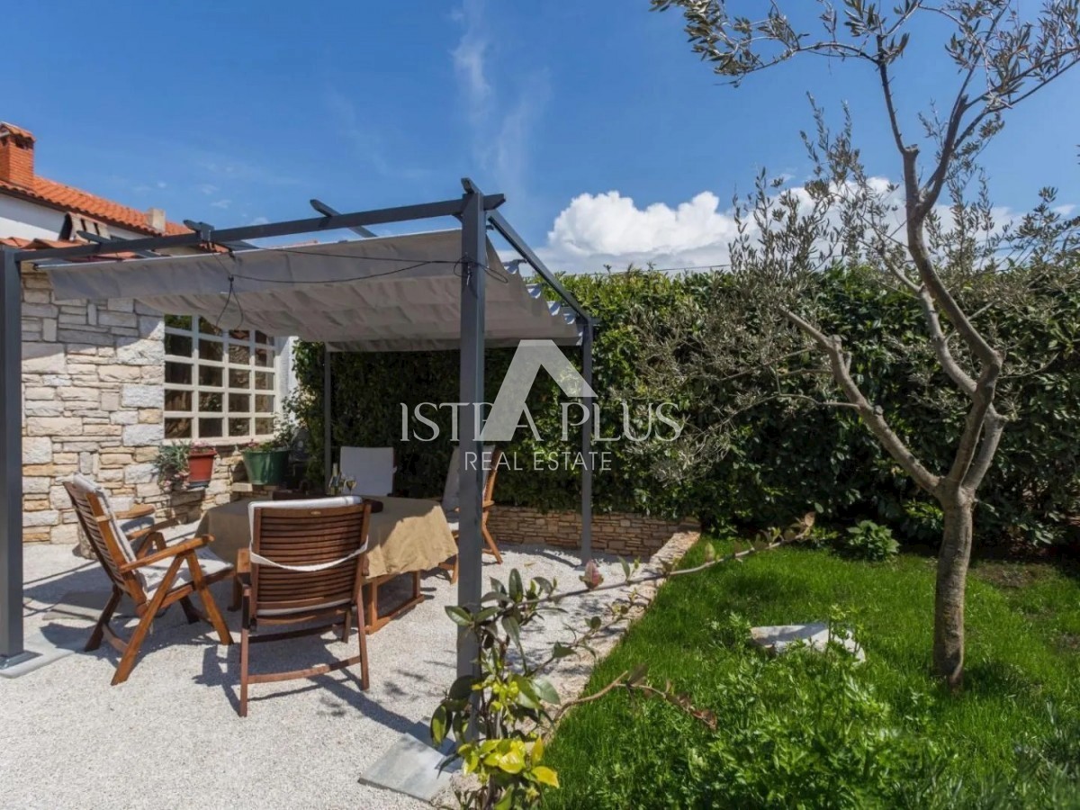 Casa in pietra con tre unità abitative e vista mare
