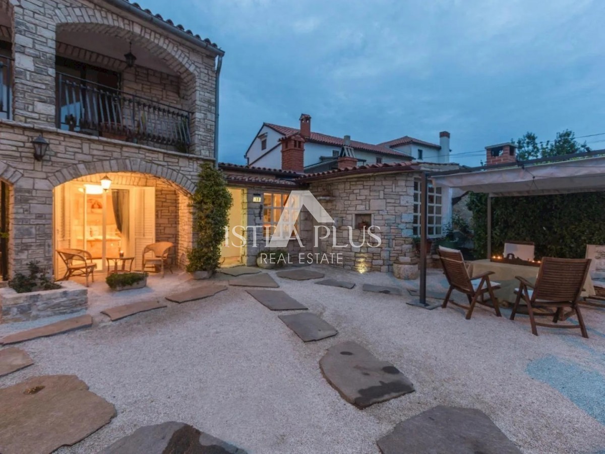 Casa in pietra con tre unità abitative e vista mare