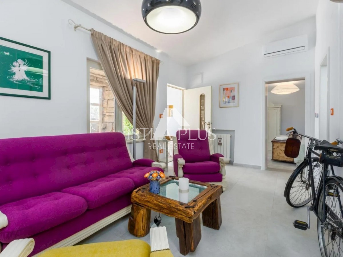 Casa in pietra con tre unità abitative e vista mare
