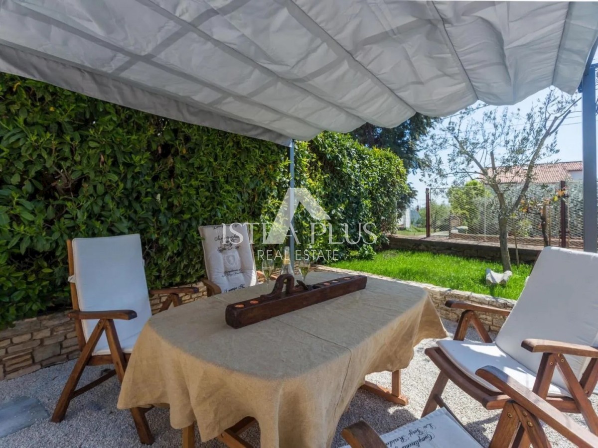 Casa in pietra con tre unità abitative e vista mare