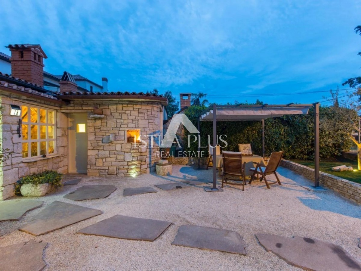 Casa in pietra con tre unità abitative e vista mare
