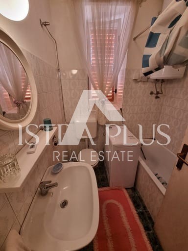 Casa in pietra con tre unità abitative e vista mare