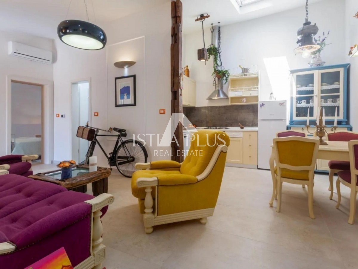 Casa in pietra con tre unità abitative e vista mare
