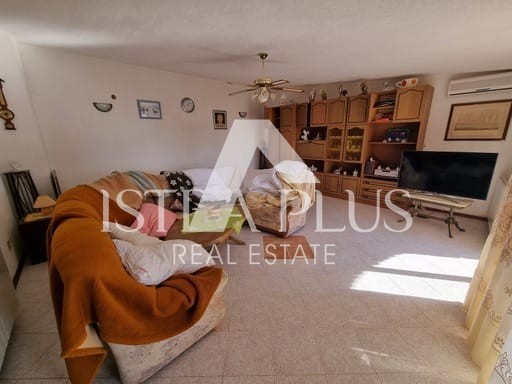 Casa in pietra con tre unità abitative e vista mare