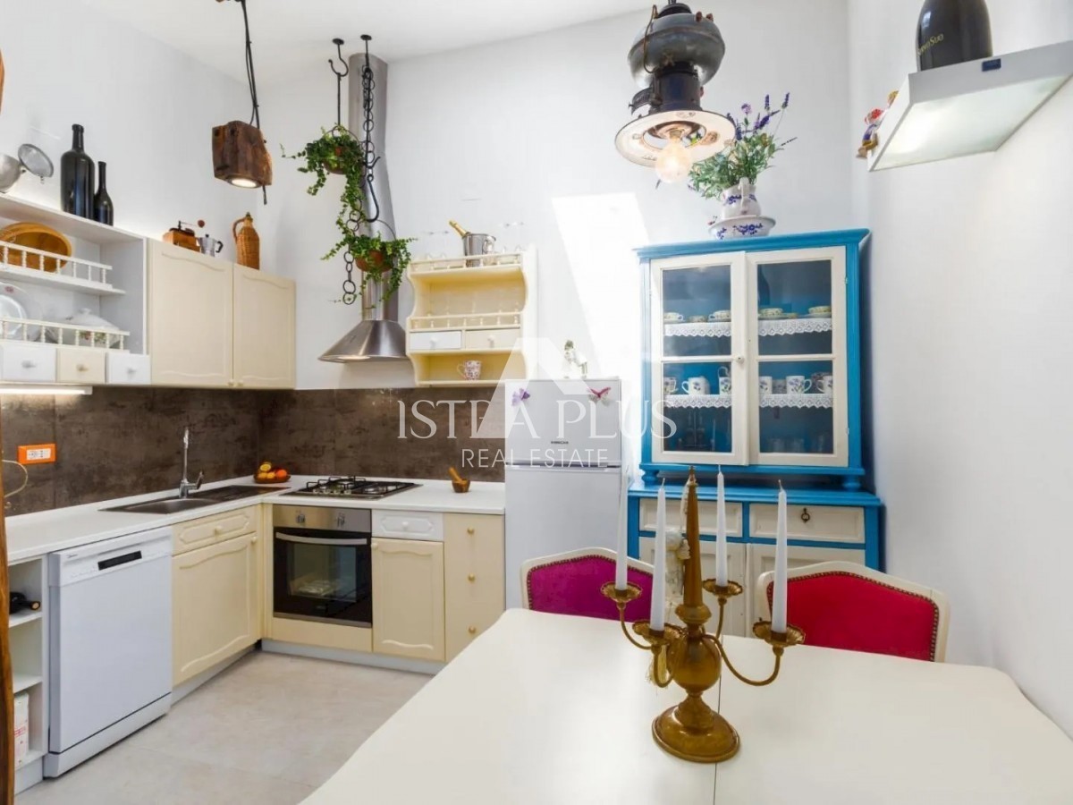Casa in pietra con tre unità abitative e vista mare
