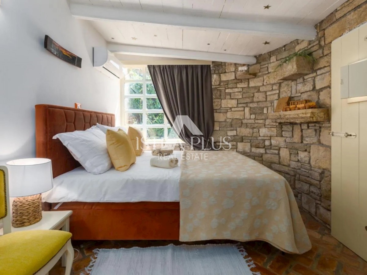 Casa in pietra con tre unità abitative e vista mare