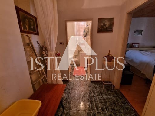 Casa in pietra con tre unità abitative e vista mare