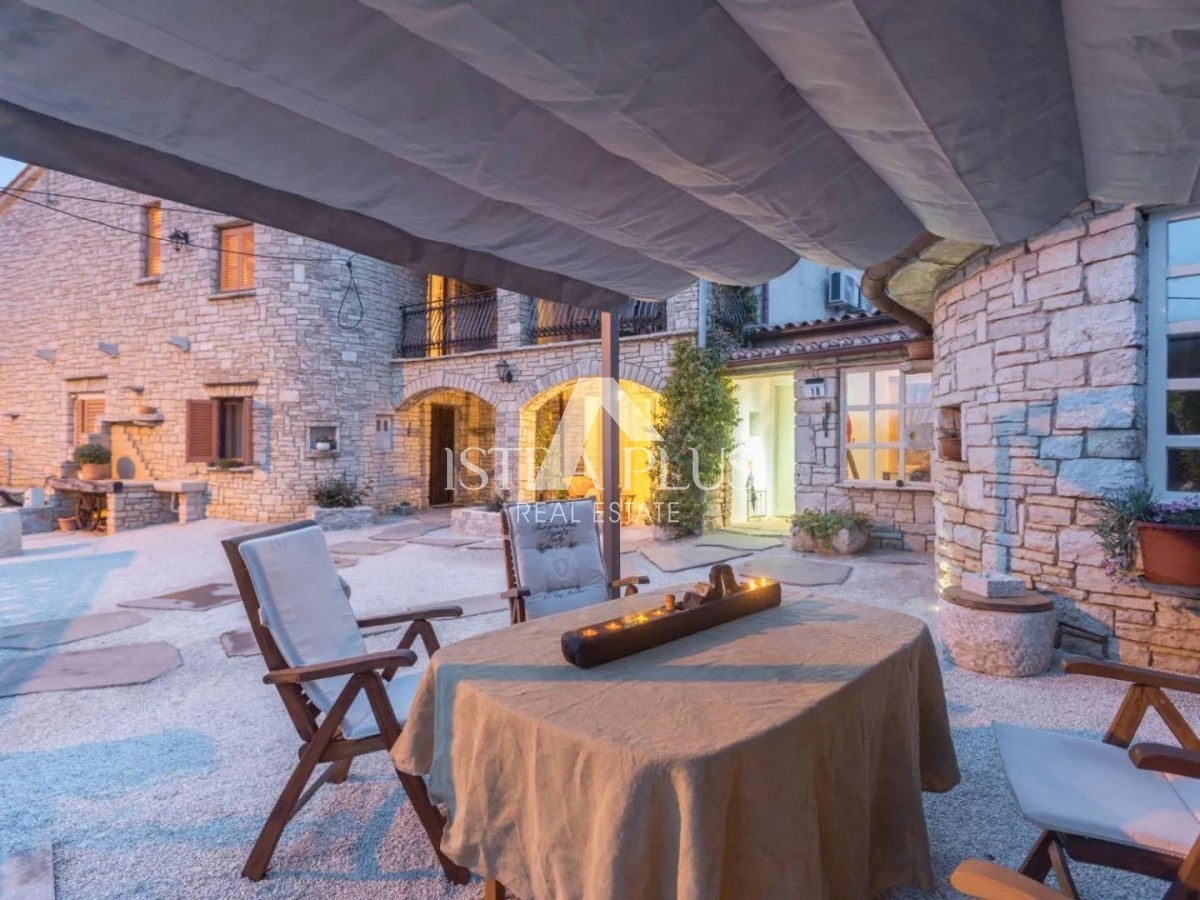 Casa in pietra con tre unità abitative e vista mare