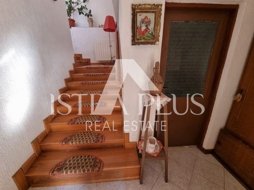 Casa in pietra con tre unità abitative e vista mare