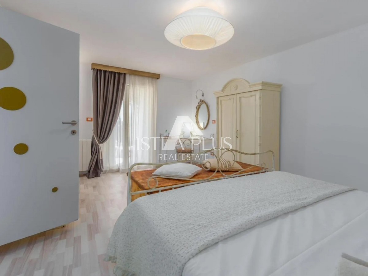 Casa in pietra con tre unità abitative e vista mare