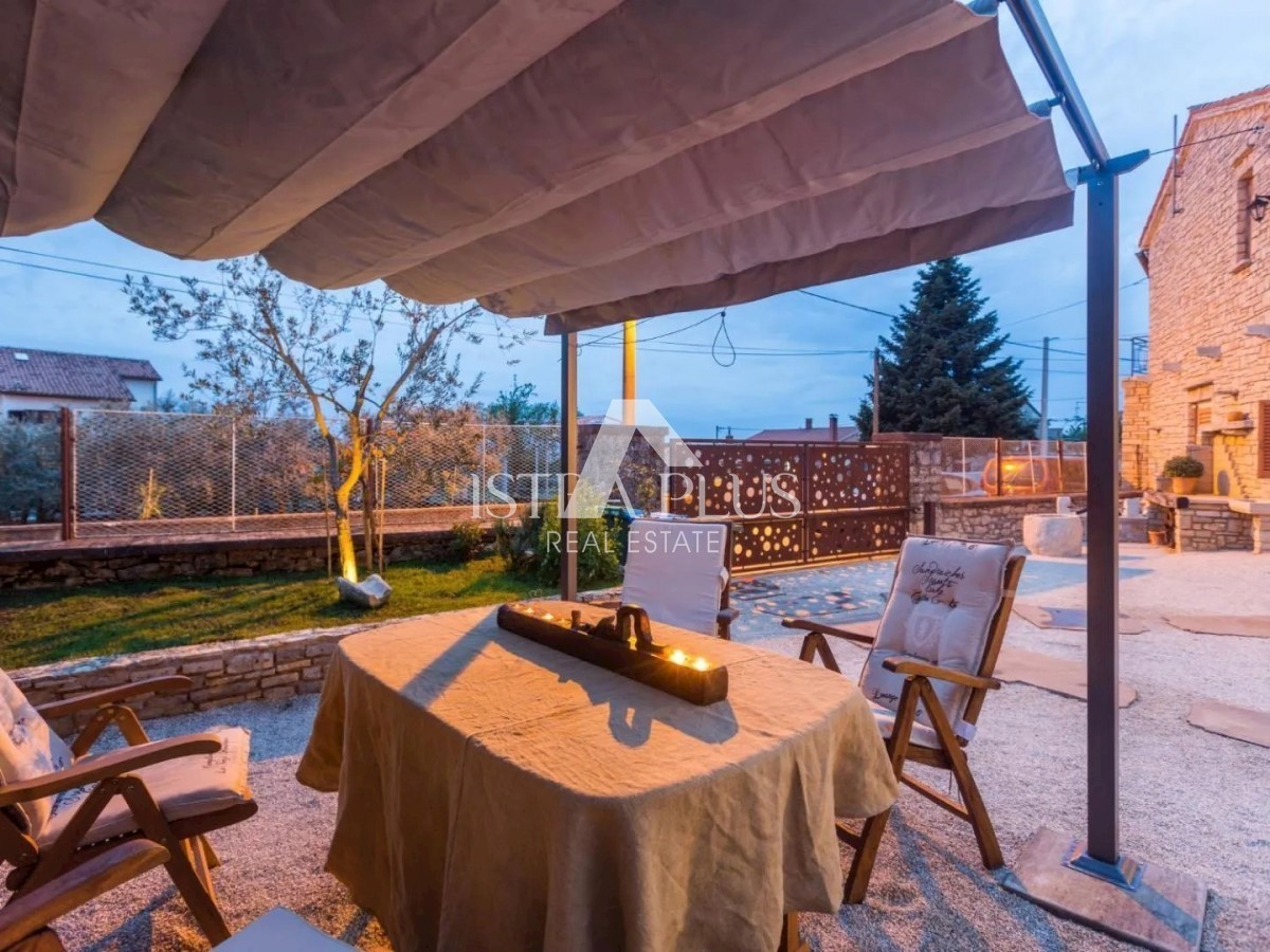 Casa in pietra con tre unità abitative e vista mare