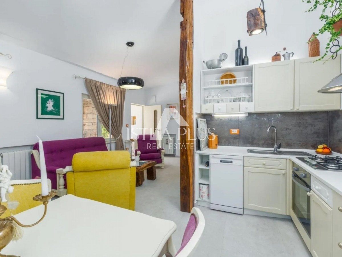 Casa in pietra con tre unità abitative e vista mare