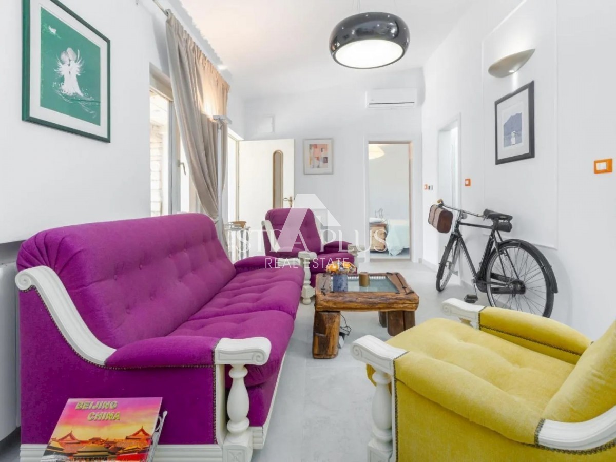 Casa in pietra con tre unità abitative e vista mare