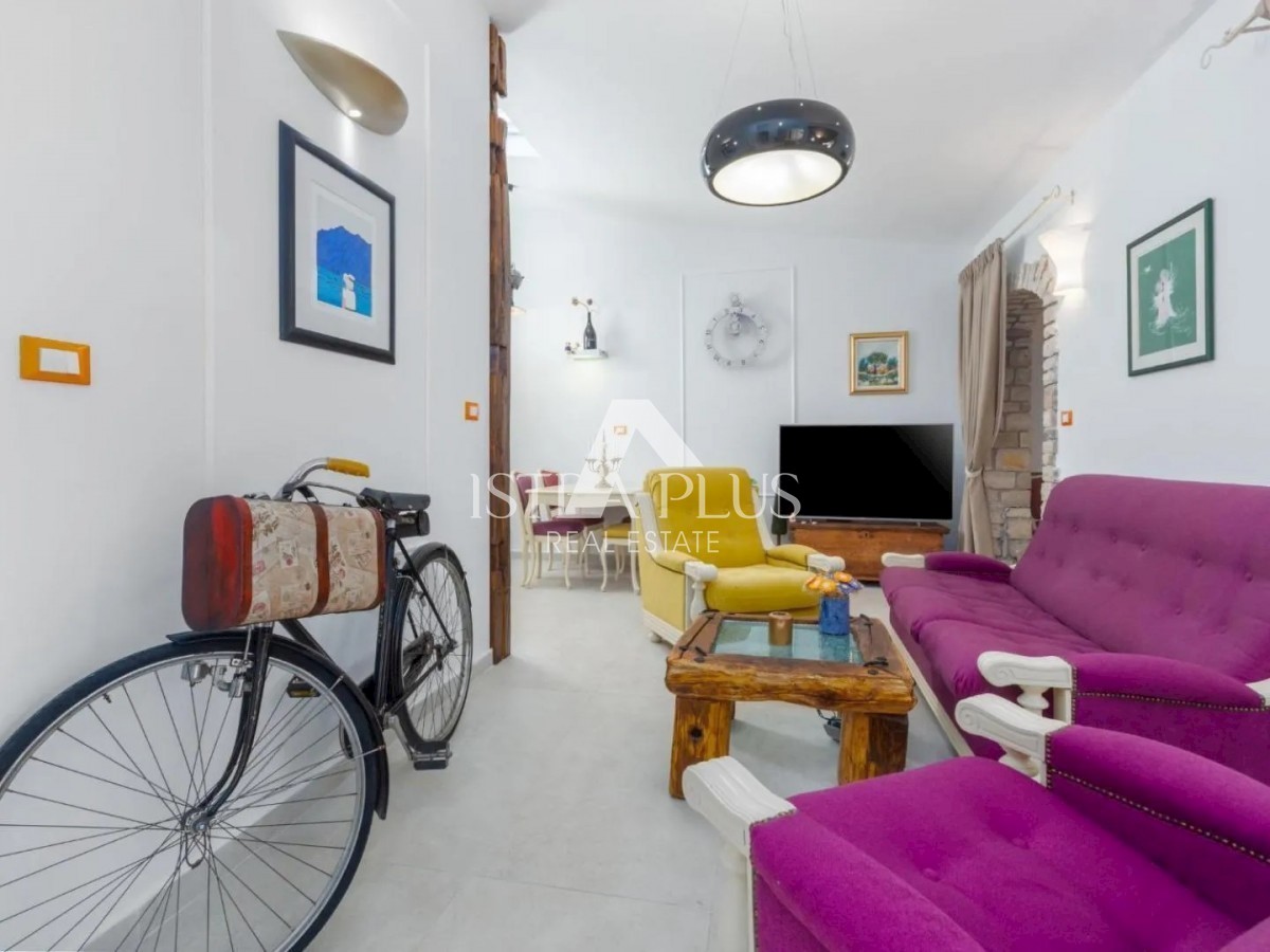 Casa in pietra con tre unità abitative e vista mare