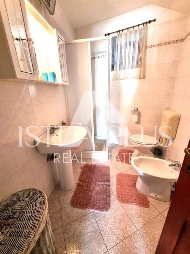 Casa in pietra con tre unità abitative e vista mare