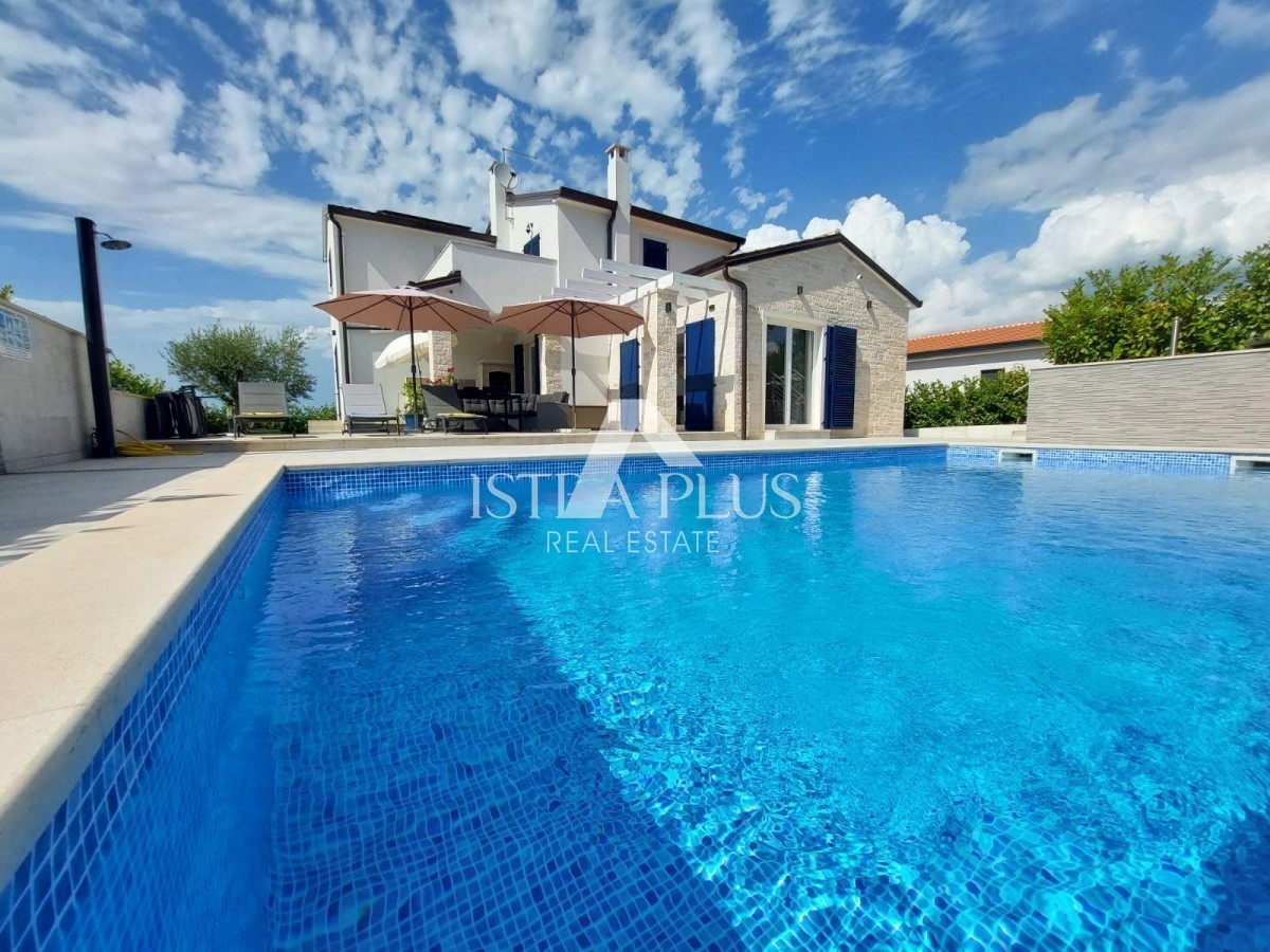 ISTRIA, nei dintorni di Parenzo - villa con piscina ai margini del villaggio!