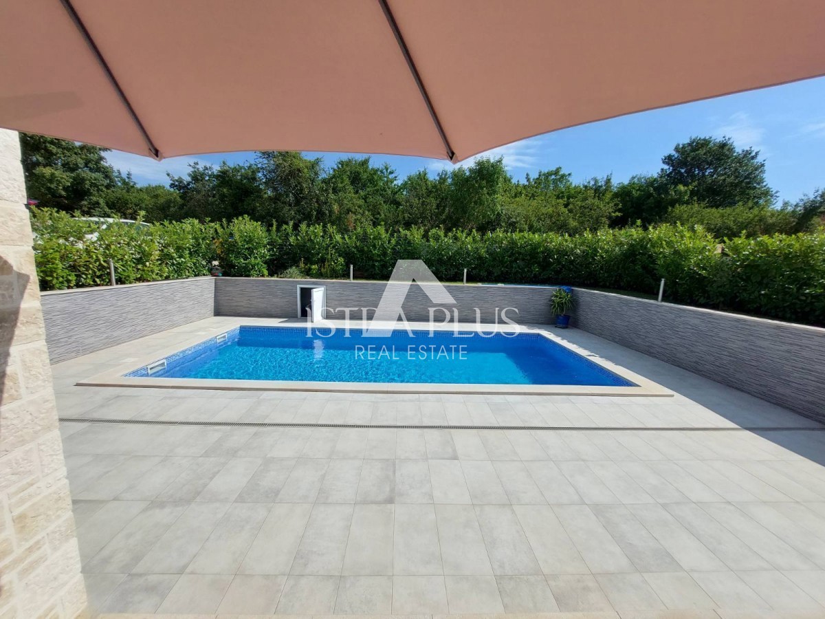 ISTRIA, nei dintorni di Parenzo - villa con piscina ai margini del villaggio!