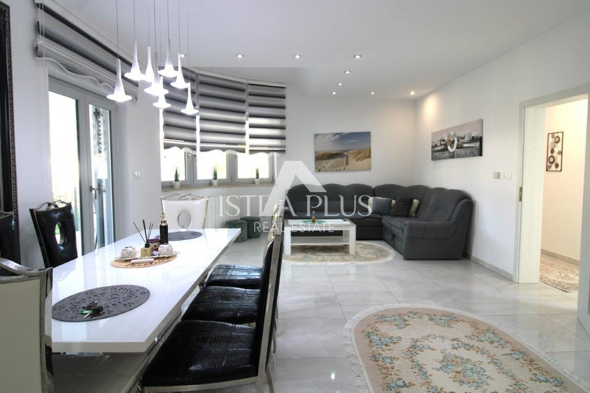 Casa unifamiliare mediterranea con piscina e cucina estiva a 7 km da Parenzo e dal mare!!