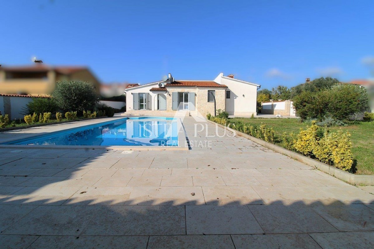 Casa unifamiliare mediterranea con piscina e cucina estiva a 7 km da Parenzo e dal mare!!