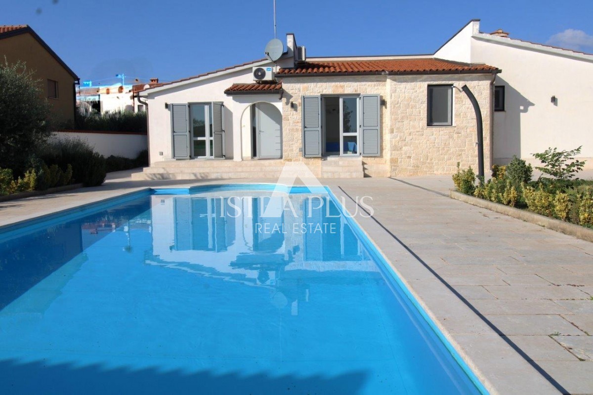 Casa unifamiliare mediterranea con piscina e cucina estiva a 7 km da Parenzo e dal mare!!
