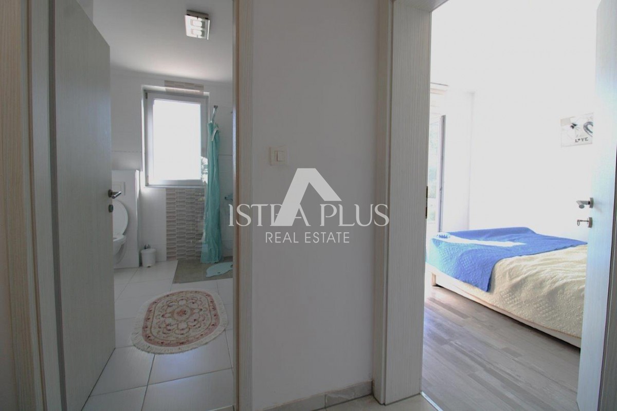 Casa unifamiliare mediterranea con piscina e cucina estiva a 7 km da Parenzo e dal mare!!
