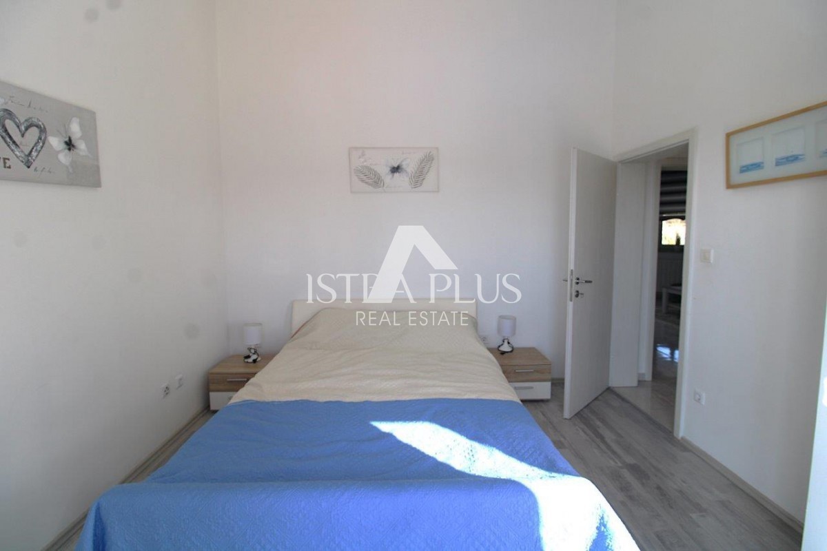 Casa unifamiliare mediterranea con piscina e cucina estiva a 7 km da Parenzo e dal mare!!