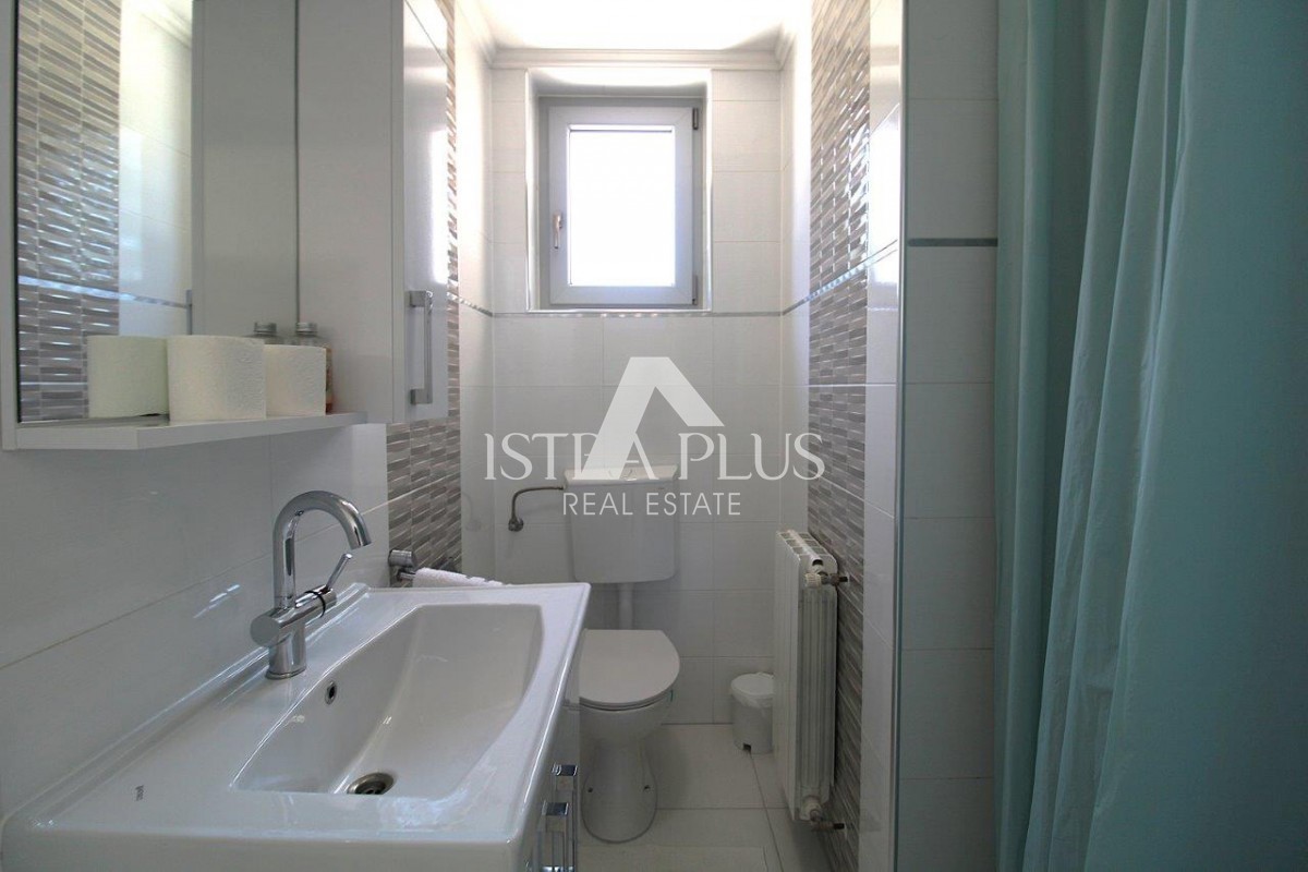 Casa unifamiliare mediterranea con piscina e cucina estiva a 7 km da Parenzo e dal mare!!