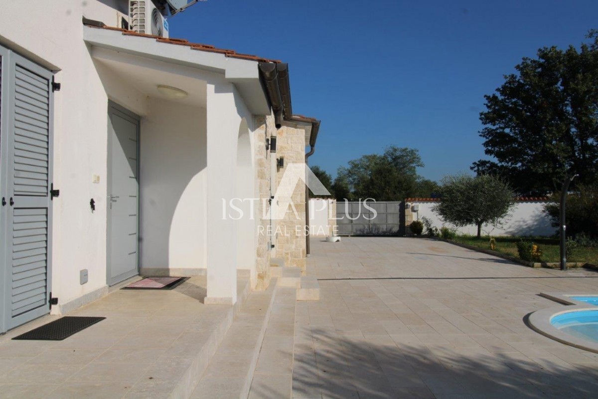 Casa unifamiliare mediterranea con piscina e cucina estiva a 7 km da Parenzo e dal mare!!