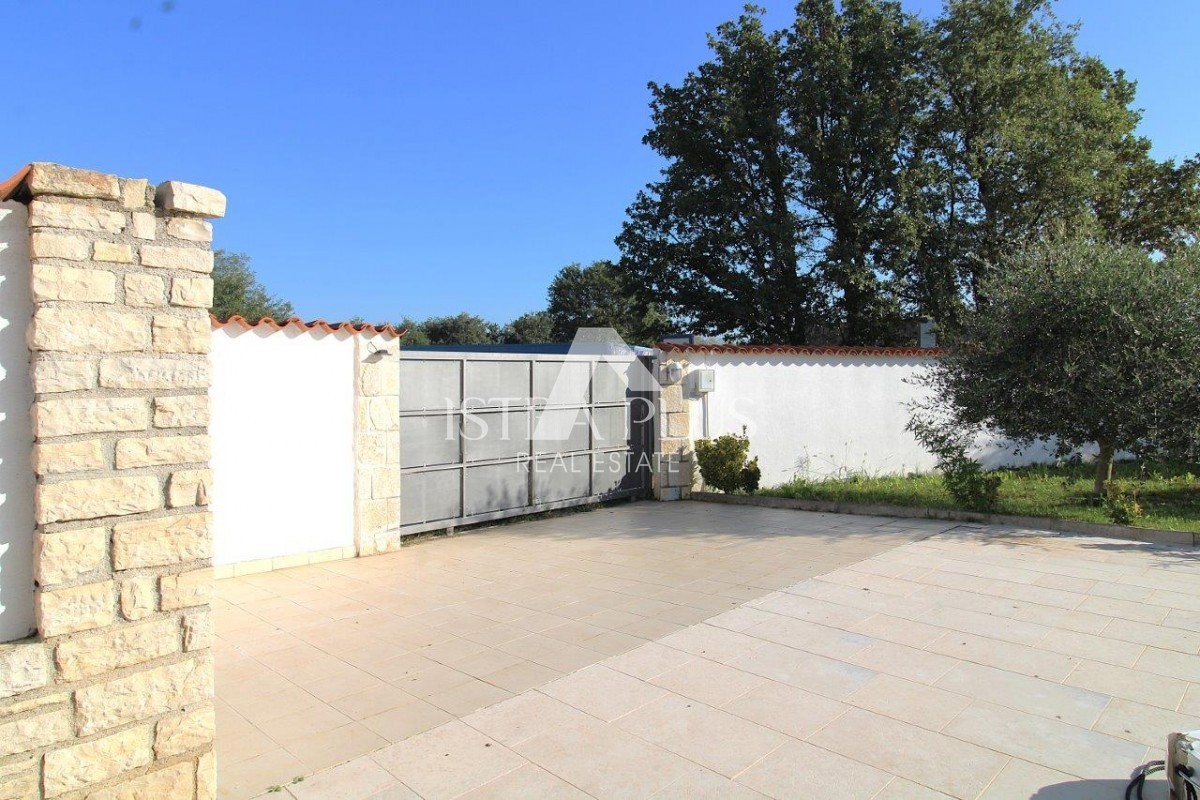 Casa unifamiliare mediterranea con piscina e cucina estiva a 7 km da Parenzo e dal mare!!