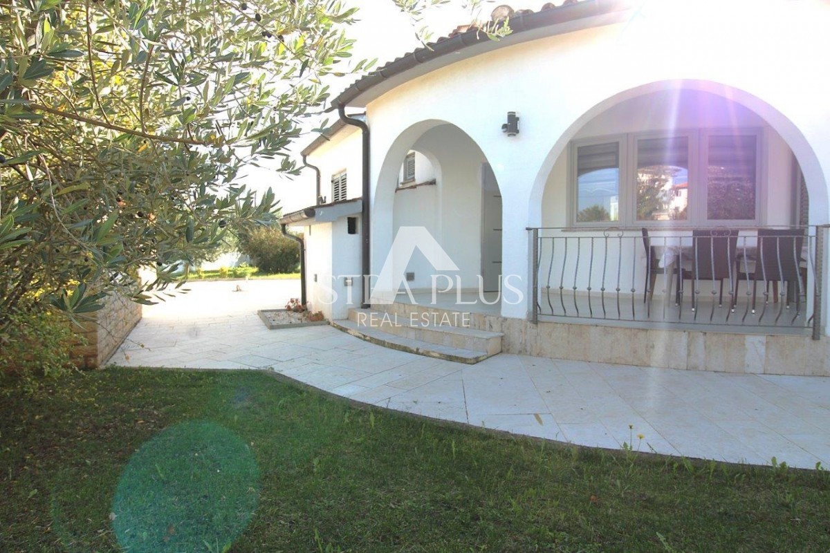 Casa unifamiliare mediterranea con piscina e cucina estiva a 7 km da Parenzo e dal mare!!