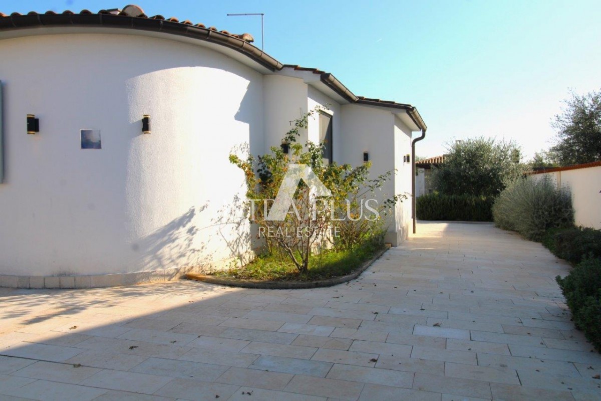 Casa unifamiliare mediterranea con piscina e cucina estiva a 7 km da Parenzo e dal mare!!