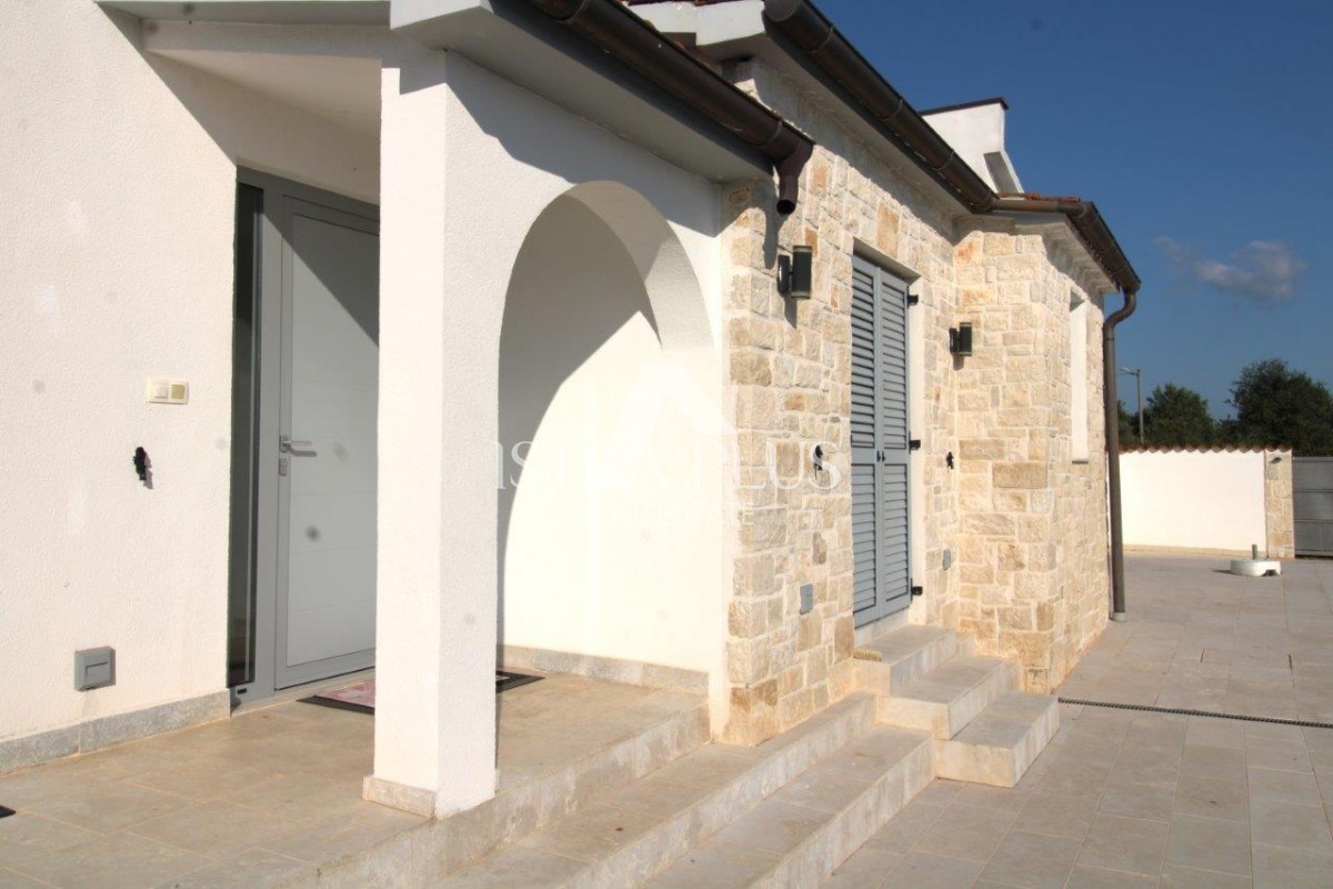 Casa unifamiliare mediterranea con piscina e cucina estiva a 7 km da Parenzo e dal mare!!