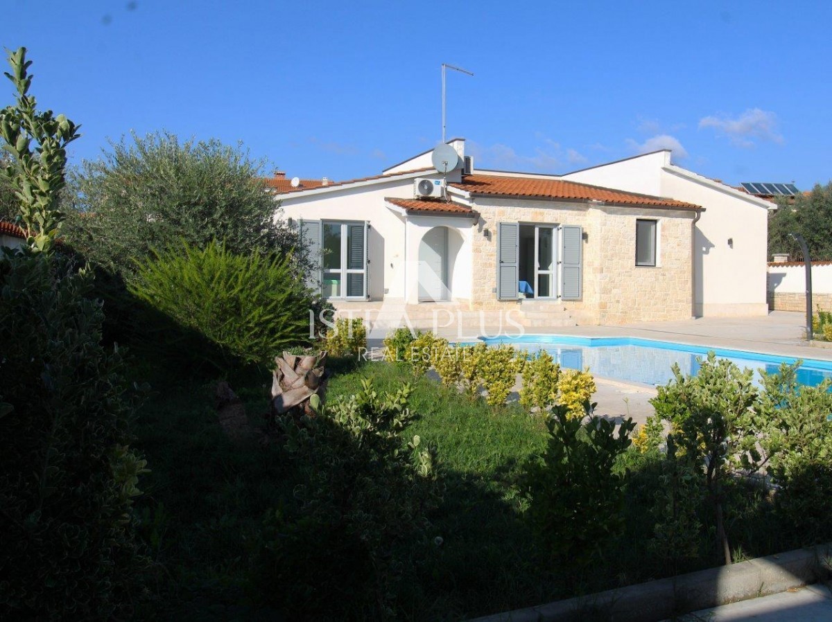 Casa unifamiliare mediterranea con piscina e cucina estiva a 7 km da Parenzo e dal mare!!