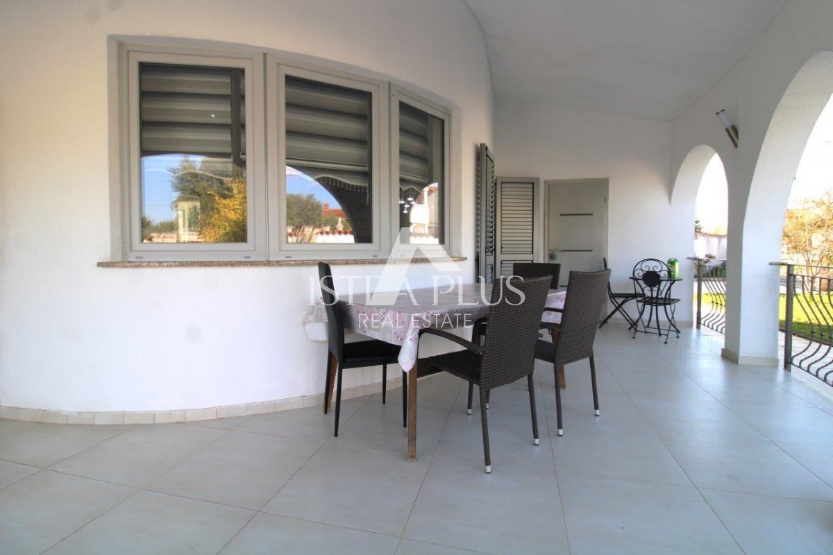 Casa unifamiliare mediterranea con piscina e cucina estiva a 7 km da Parenzo e dal mare!!