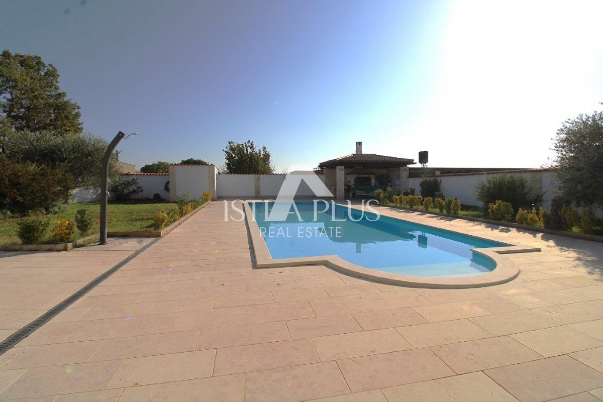 Casa unifamiliare mediterranea con piscina e cucina estiva a 7 km da Parenzo e dal mare!!
