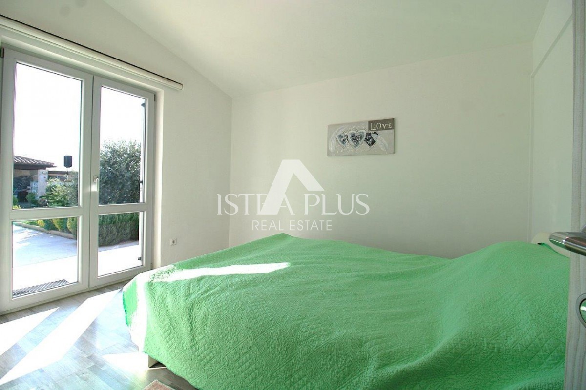 Casa unifamiliare mediterranea con piscina e cucina estiva a 7 km da Parenzo e dal mare!!