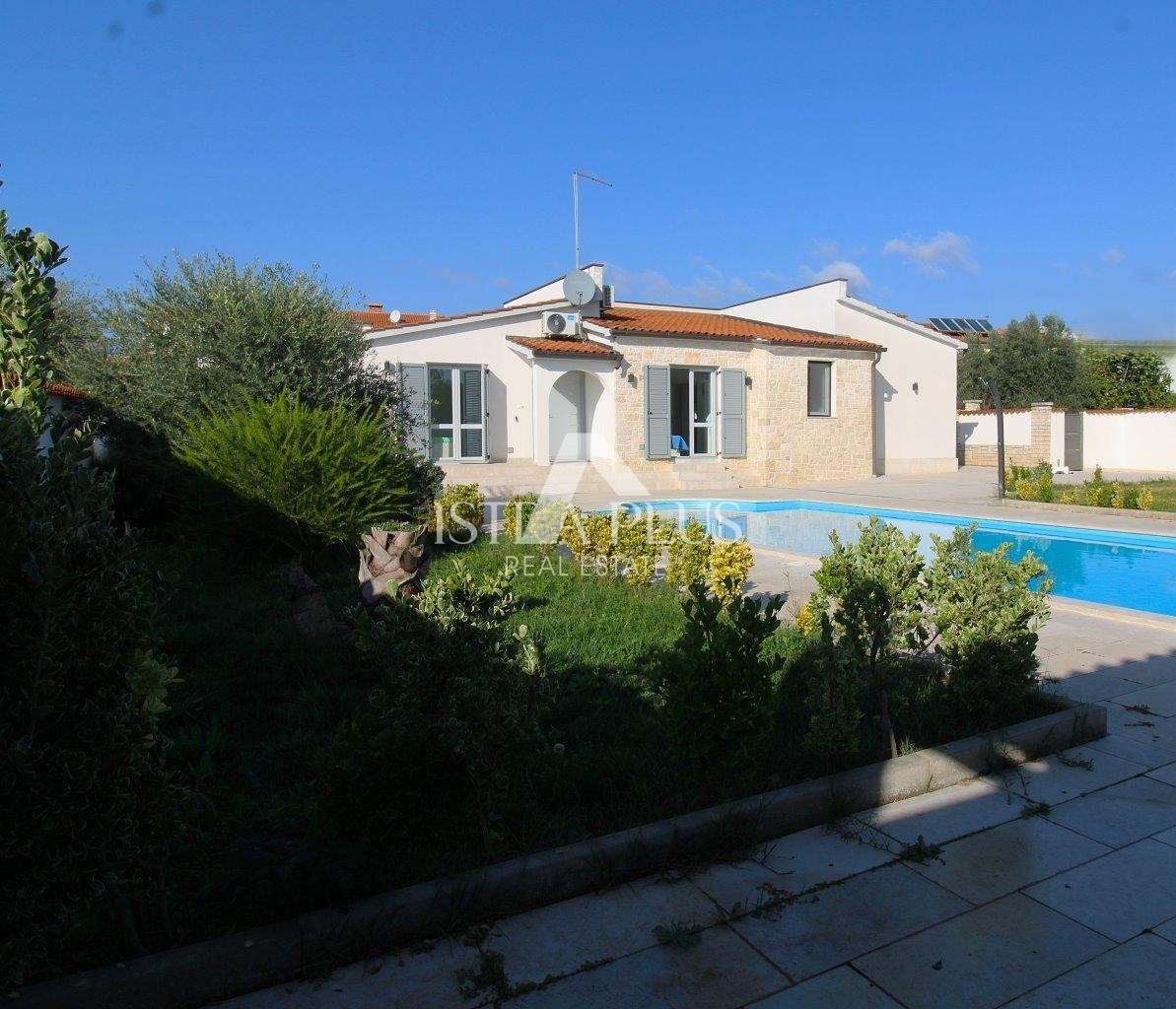 Casa unifamiliare mediterranea con piscina e cucina estiva a 7 km da Parenzo e dal mare!!