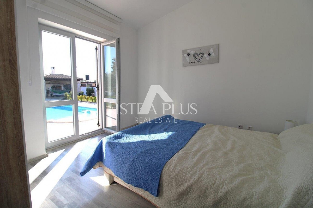 Casa unifamiliare mediterranea con piscina e cucina estiva a 7 km da Parenzo e dal mare!!