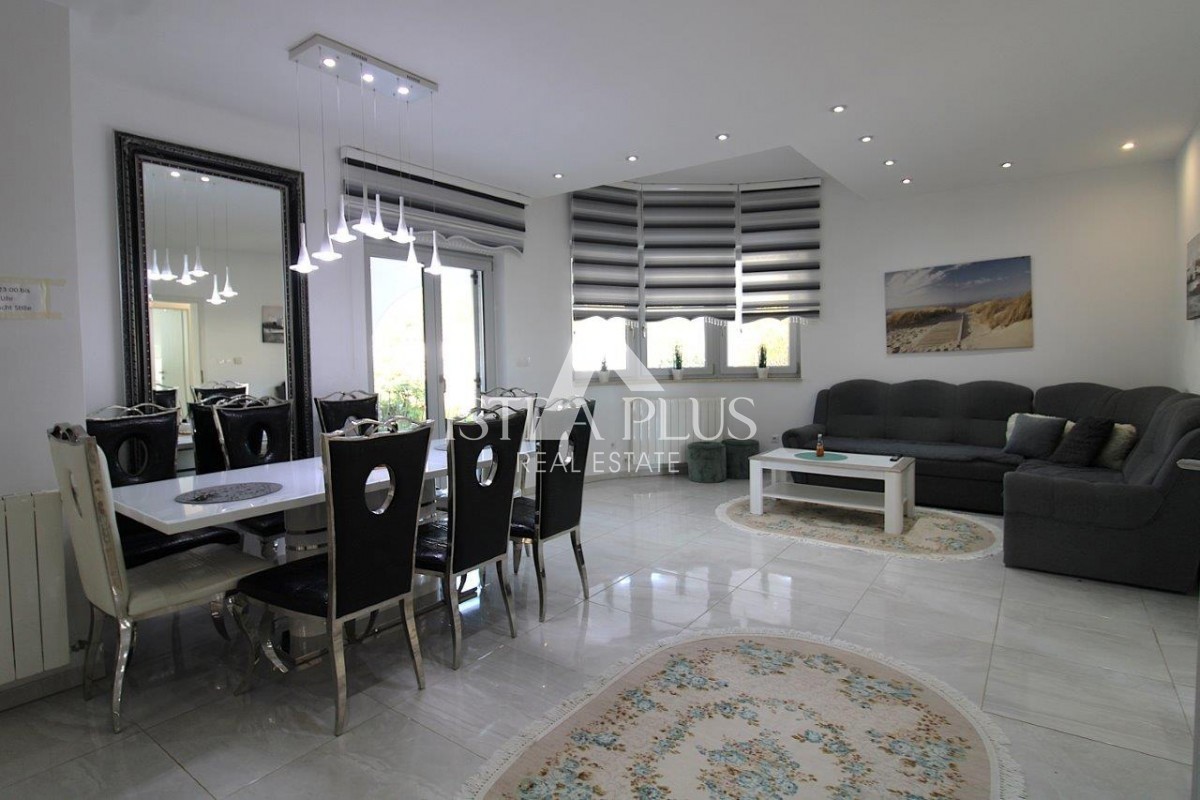Casa unifamiliare mediterranea con piscina e cucina estiva a 7 km da Parenzo e dal mare!!