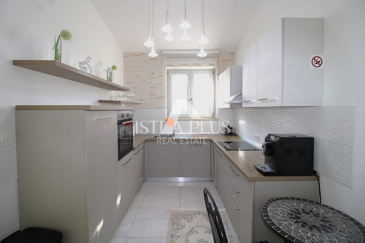 Casa unifamiliare mediterranea con piscina e cucina estiva a 7 km da Parenzo e dal mare!!