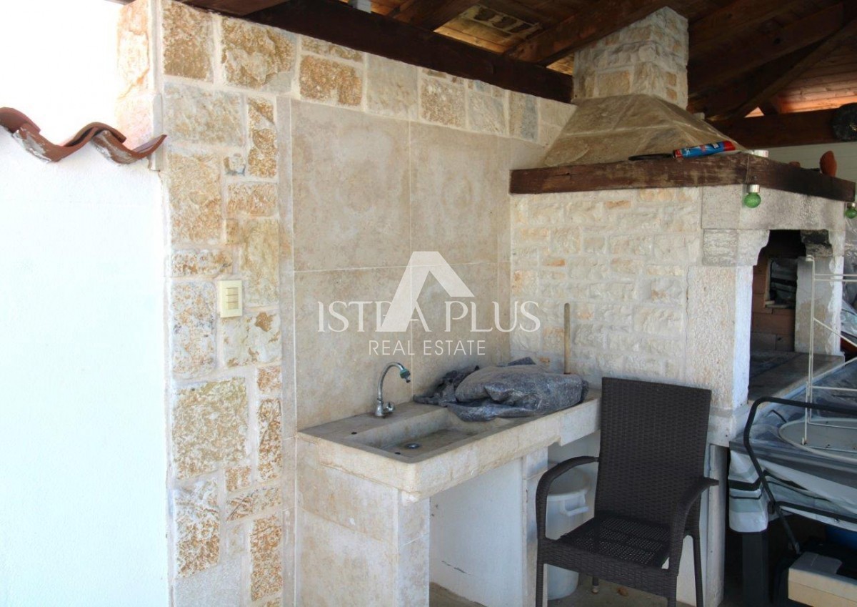 Casa unifamiliare mediterranea con piscina e cucina estiva a 7 km da Parenzo e dal mare!!