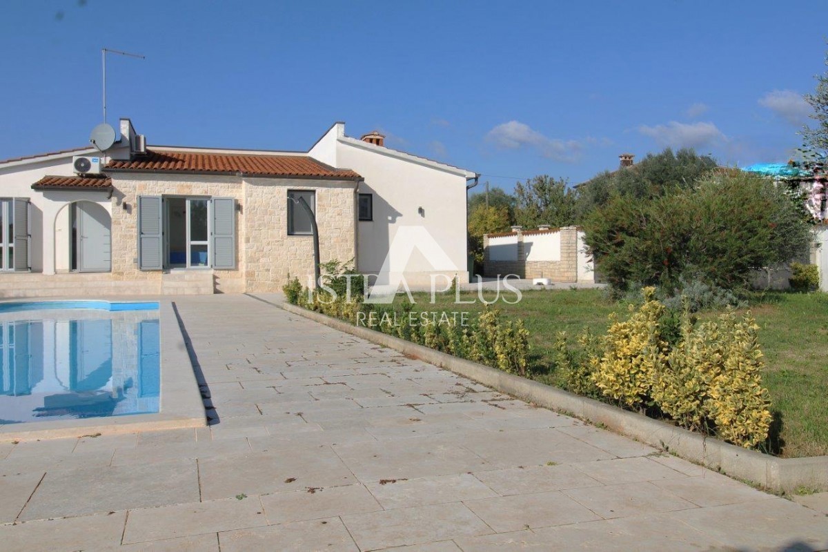Casa unifamiliare mediterranea con piscina e cucina estiva a 7 km da Parenzo e dal mare!!
