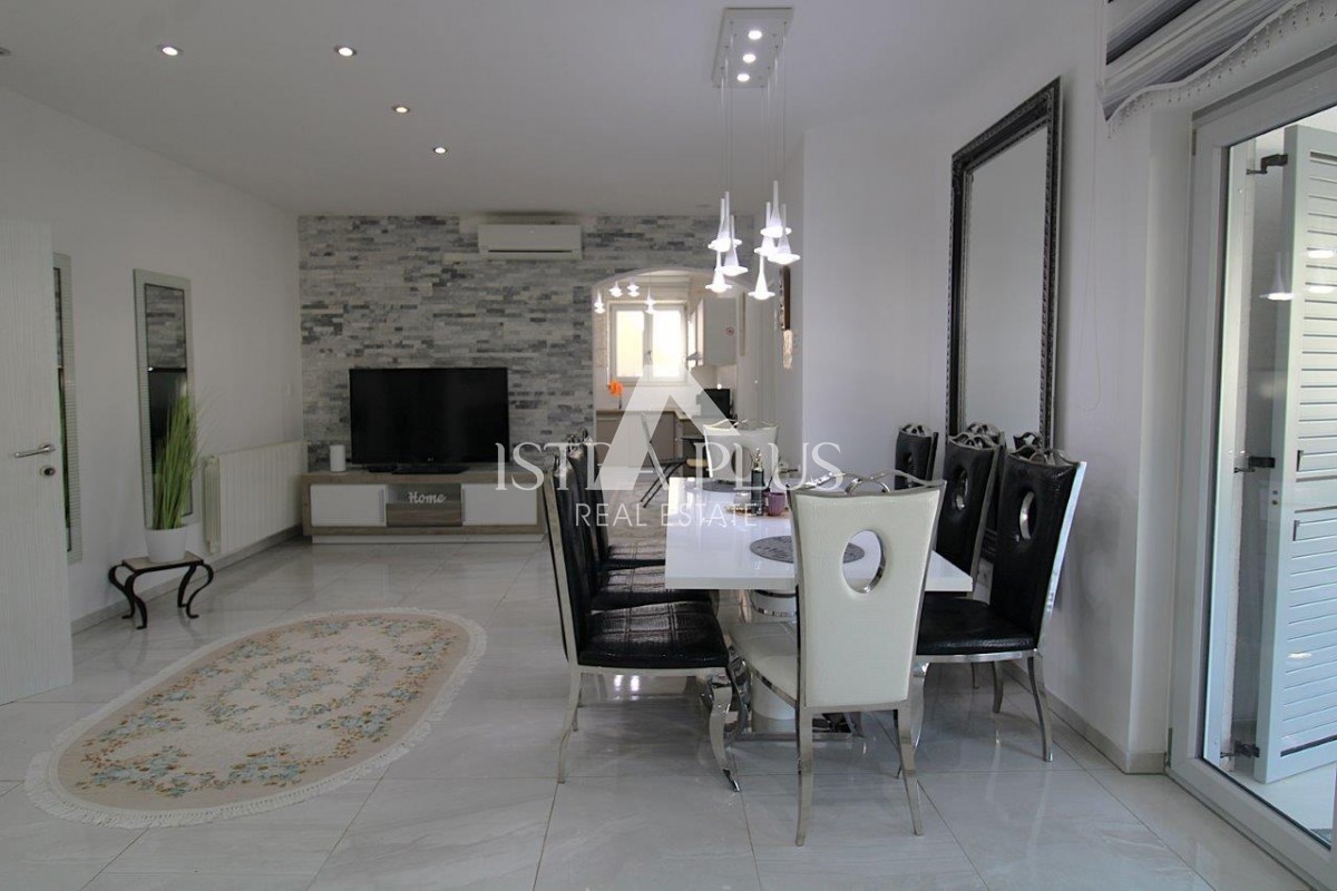 Casa unifamiliare mediterranea con piscina e cucina estiva a 7 km da Parenzo e dal mare!!