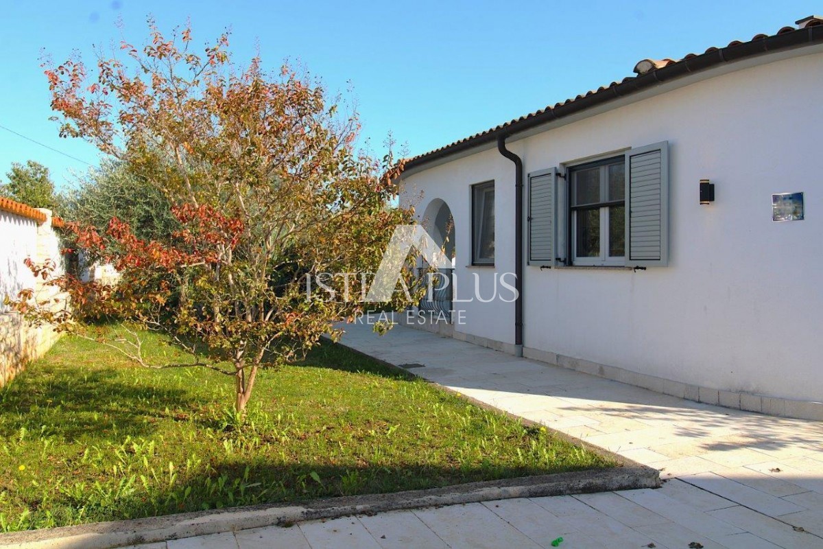 Casa unifamiliare mediterranea con piscina e cucina estiva a 7 km da Parenzo e dal mare!!