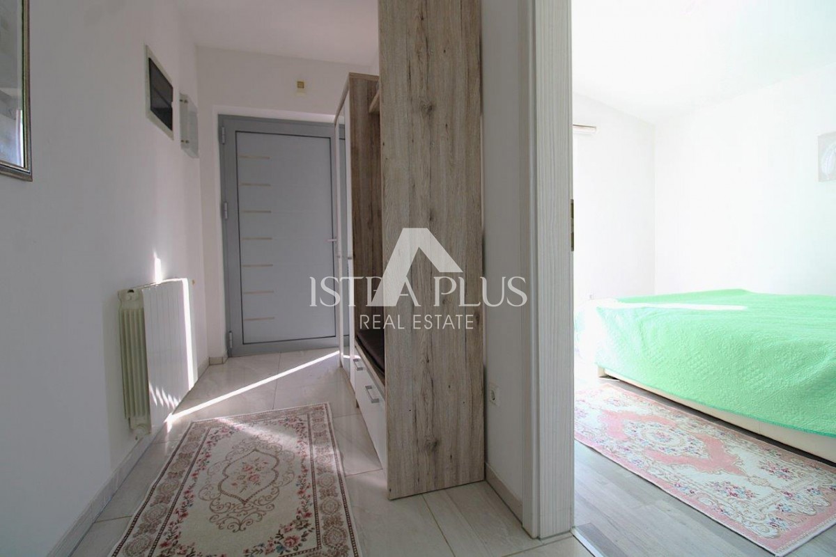 Casa unifamiliare mediterranea con piscina e cucina estiva a 7 km da Parenzo e dal mare!!