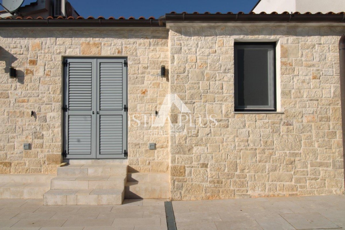 Casa unifamiliare mediterranea con piscina e cucina estiva a 7 km da Parenzo e dal mare!!