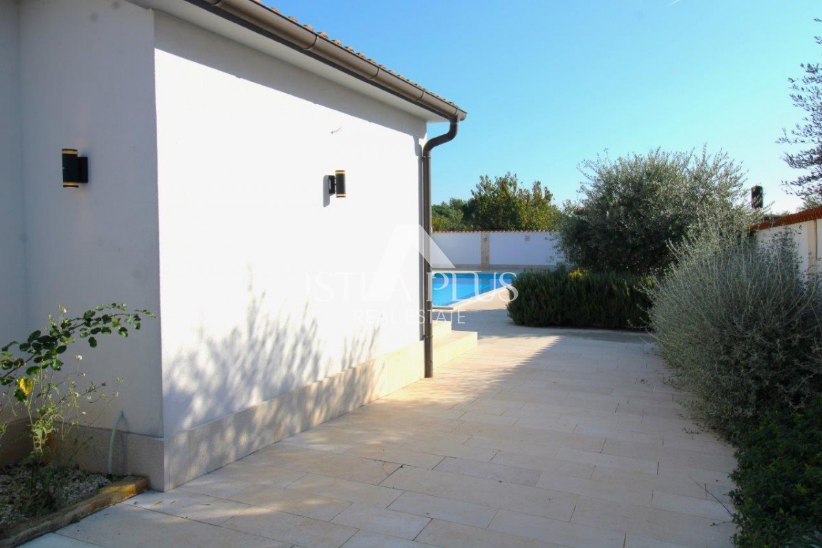 Casa unifamiliare mediterranea con piscina e cucina estiva a 7 km da Parenzo e dal mare!!