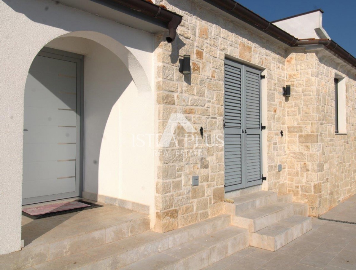 Casa unifamiliare mediterranea con piscina e cucina estiva a 7 km da Parenzo e dal mare!!