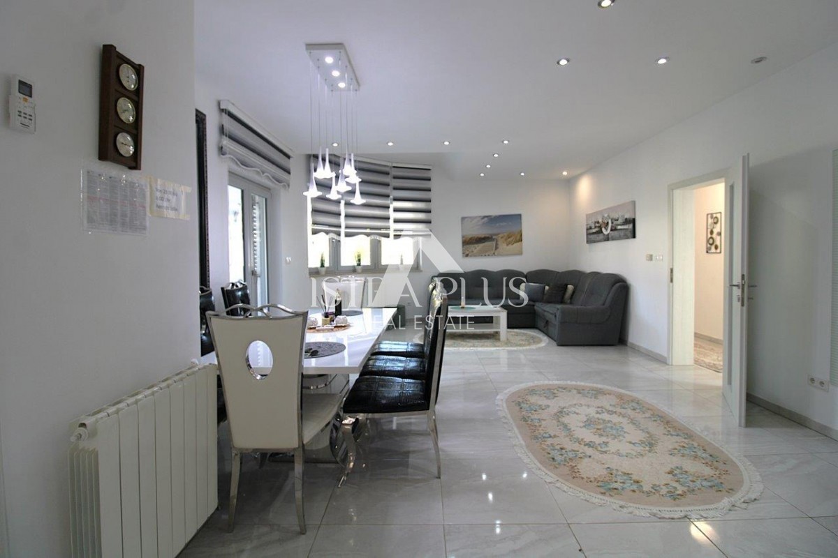 Casa unifamiliare mediterranea con piscina e cucina estiva a 7 km da Parenzo e dal mare!!