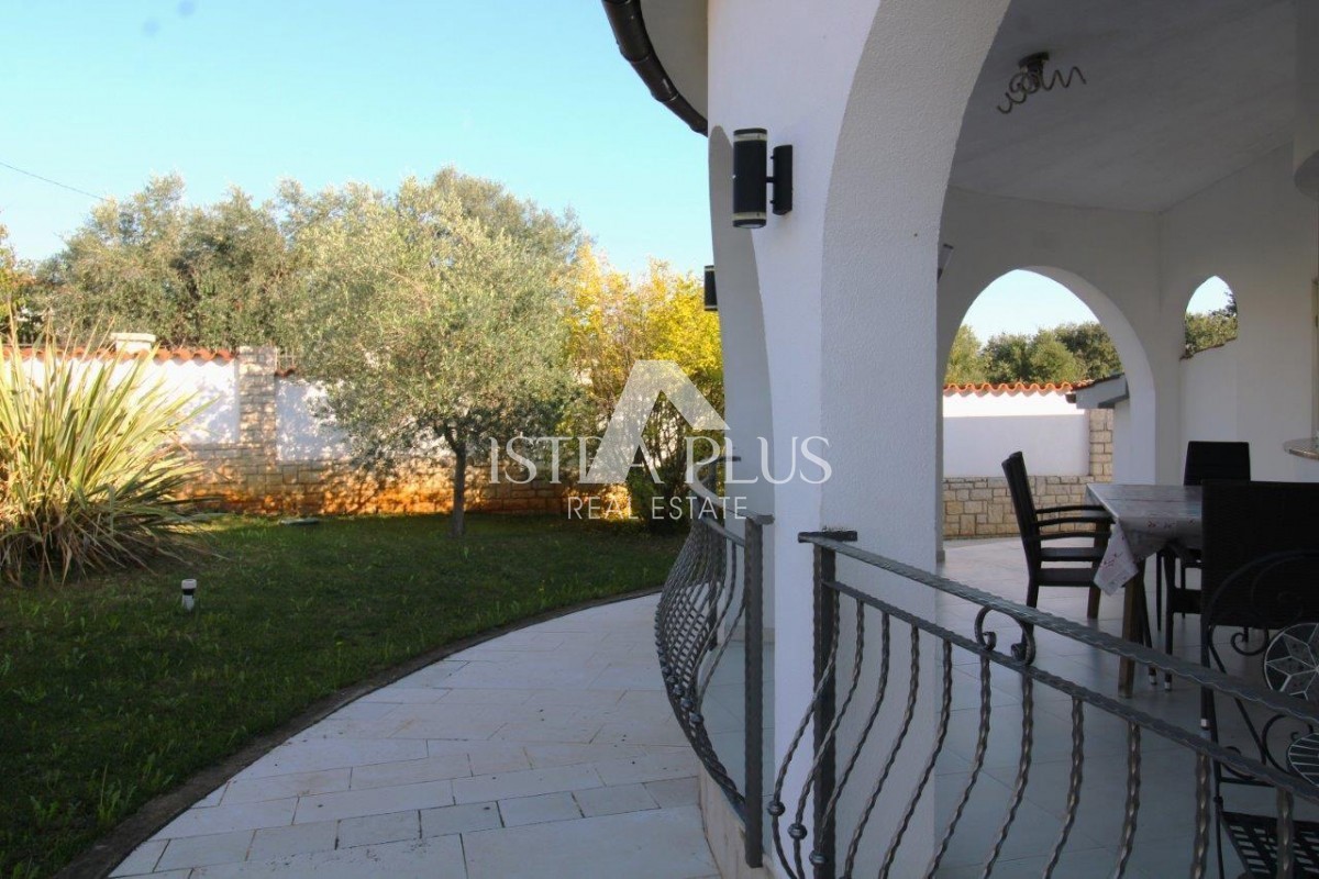 Casa unifamiliare mediterranea con piscina e cucina estiva a 7 km da Parenzo e dal mare!!